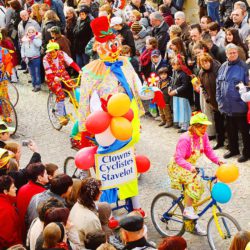 laetare-stavelot-clowns-cyclistes-11